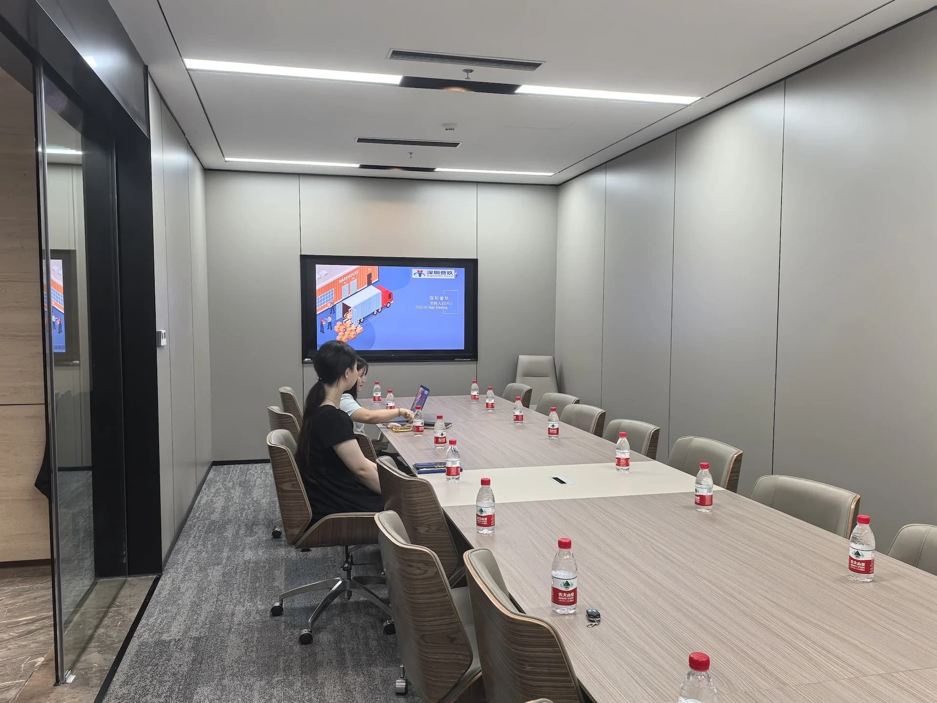 YUJINTONG meeting room for shipment and customer discussions