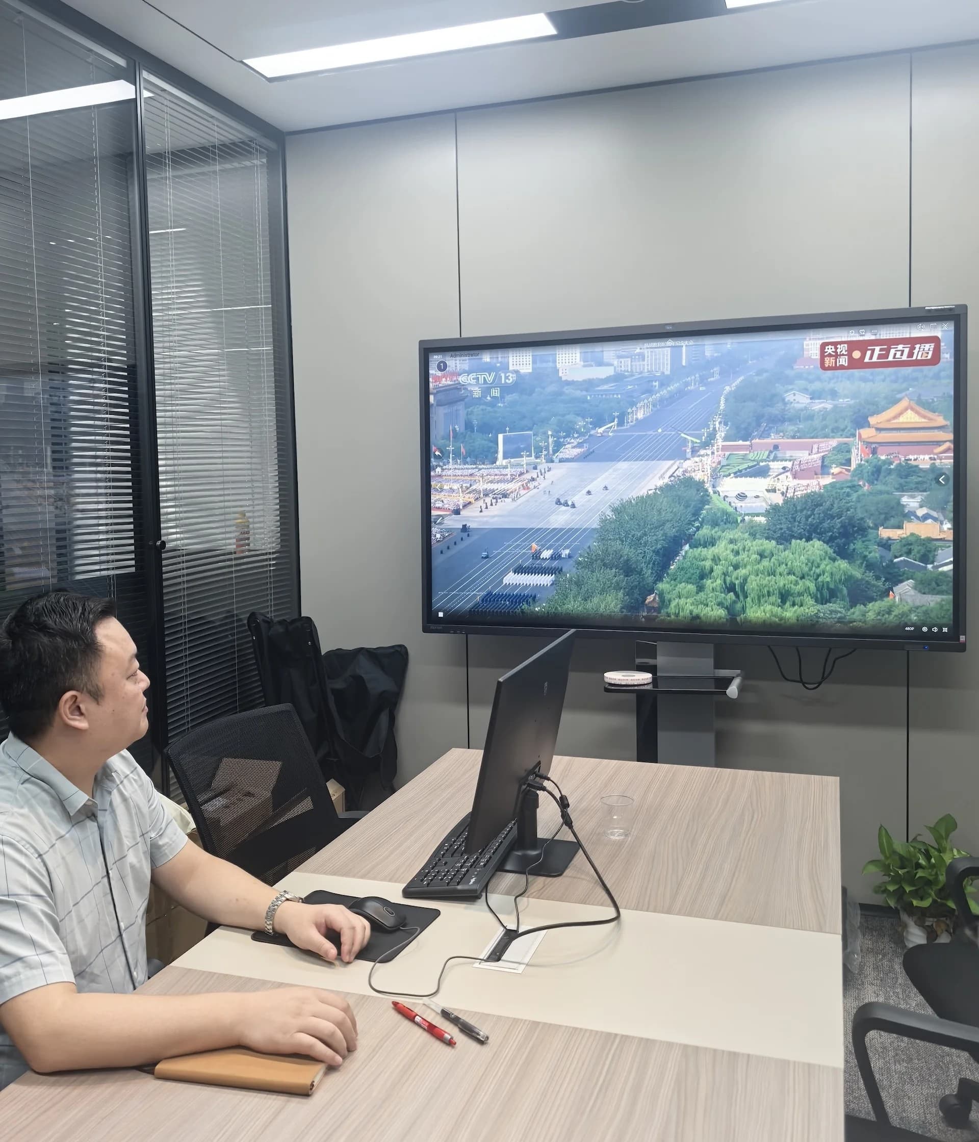 YUJINTONG operations desk monitoring logistics activity
